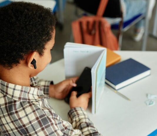 Ein Handyverbot an Schulen wird schon lange diskutiert.
