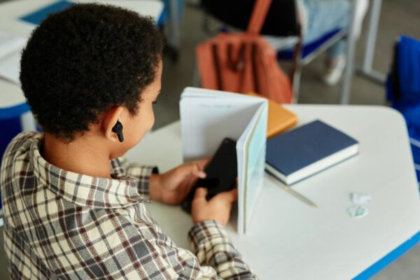 Ein Handyverbot an Schulen wird schon lange diskutiert.