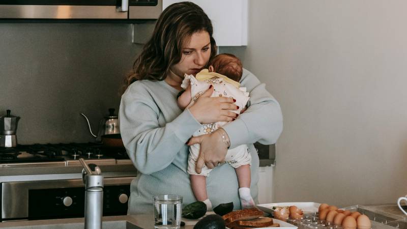 Wenn die Tage nicht enden wollen: Mit Schlafmangel ist der Mama-Alltag doppelt anstrengend.