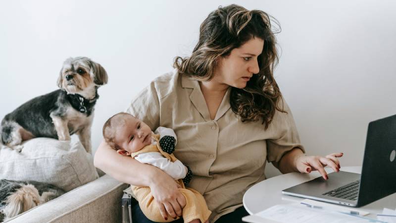Müde Mama, müde Augen – unsere hohen Bildschirmzeiten sind da nicht gerade förderlich.