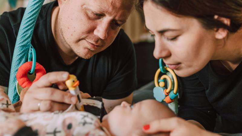 Rundum geborgen: Bei Mama und Papa fühlen sich Babys immer in Sicherheit. 
