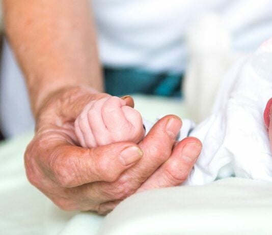 Alexandra hat mit 66 Jahren ihr 10. Baby bekommen - ein absolutes Wunschkind.