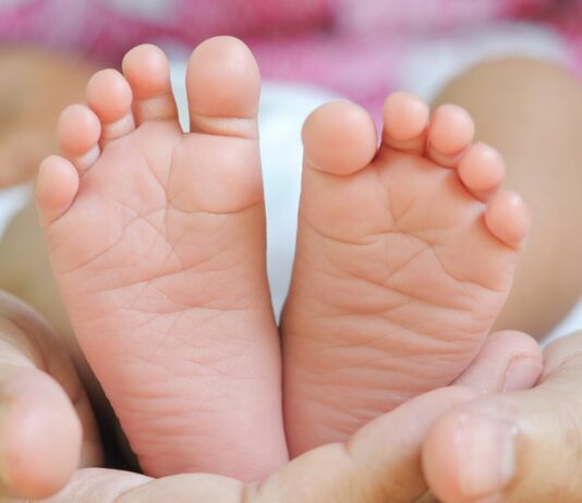 Wer ab morgen aus dem Elterngeld herausfällt, sollte am besten vor der Geburt des Kindes prüfen, ob sich das zu versteuernde Einkommen senken lässt. Foto: Bigstock