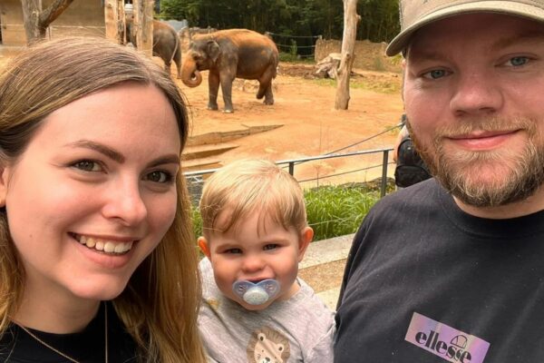 Karolina Deiß und ihr Mann Alex mit ihrem Sohn Leon, der an einer unerkannten Pneumokokken-Meningitis starb.