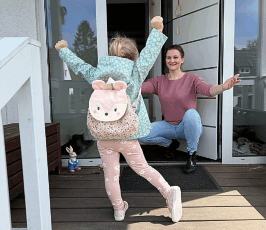 Noch so klein und doch schon so groß: Der Start in die Kita ist ein riesiger Meilenstein – für Mama & Kind.