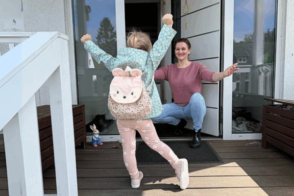 Noch so klein und doch schon so groß: Der Start in die Kita ist ein riesiger Meilenstein – für Mama und Kind.