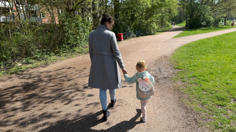 Wie lang oder weit ist der Weg in die Kita? Wie fühlt er sich an? Gemeinsames Üben gibt Kindern Sicherheit.