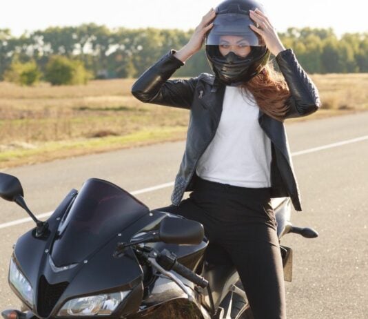 Sina möchte Motorradrennen fahren.