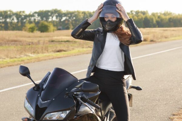 Sina möchte Motorradrennen fahren.
