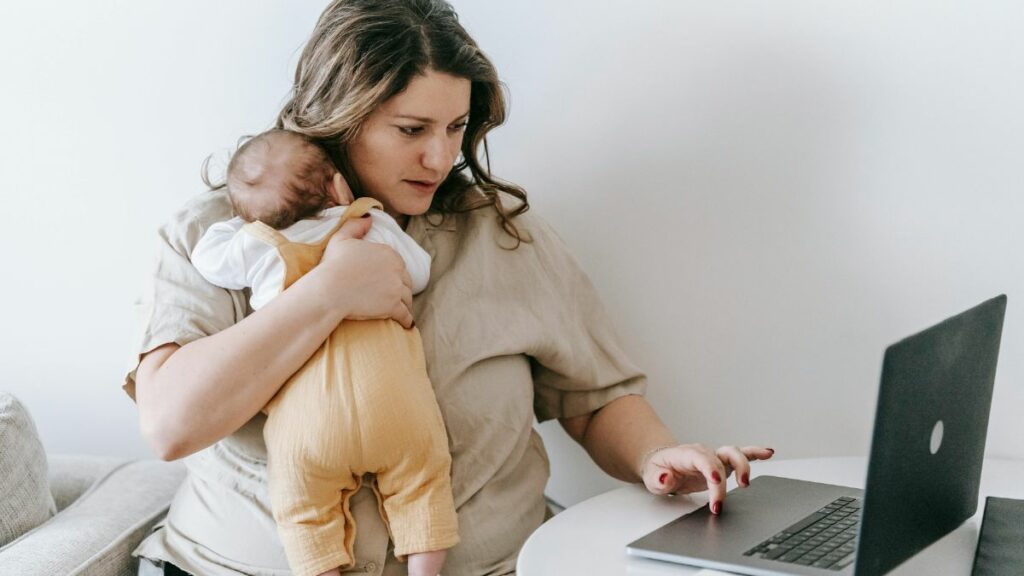 8 Mamas erzählen: „Darum habe ich kurz nach der Geburt wieder gearbeitet“
