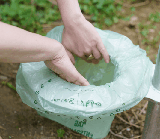 Bei der Spielplatz-Toilette für Kinder wird eine Plastiktüte über einen fest installierten Toilettensitz gezogen.