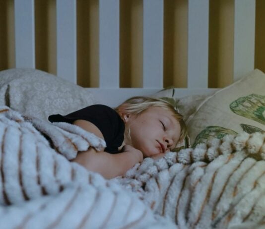 Kind schläft im Bett