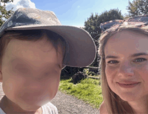 Jenny und ihr kleiner Sohn.