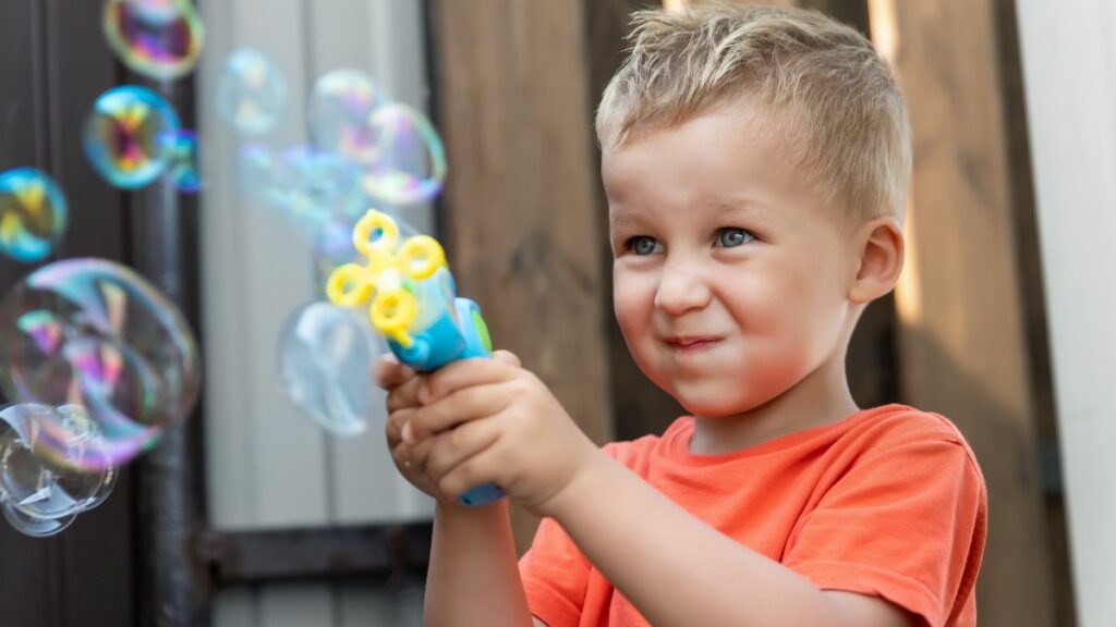 Warum du Spielzeugwaffen nicht verbieten solltest – laut Psychologin