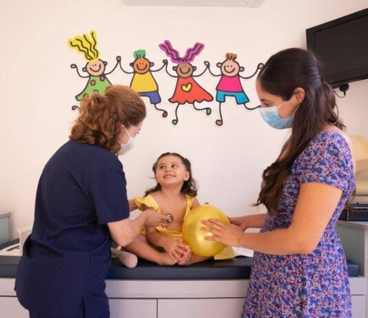 Der Kinderärztemangel ist ein großes Problem: Viele Eltern suchen lange, bis sie in einer Praxis unterkommen.