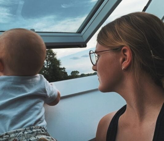 Schauen kraftvoll in die Zukunft: Christin und ihr kleiner Schatz.