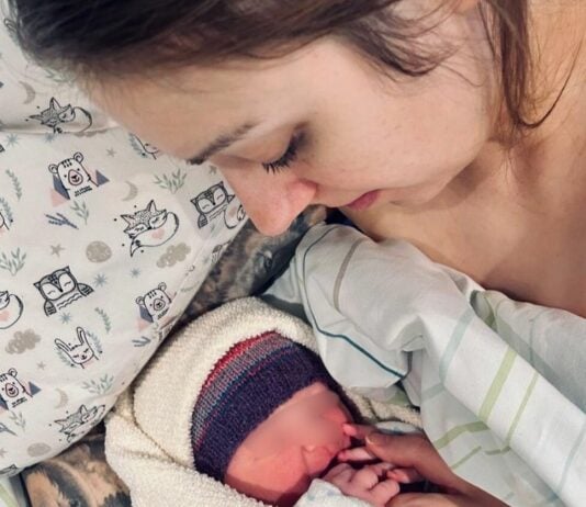 Sarah und ihre kleine Tochter kurz nach der Geburt.