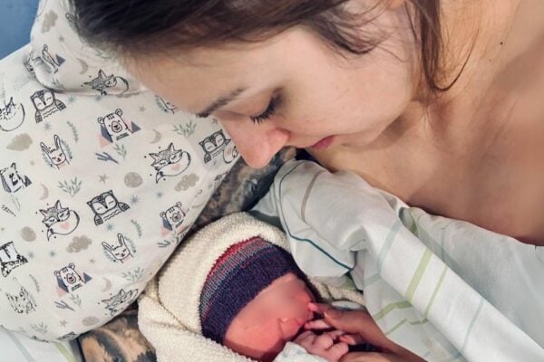 Sarah und ihre kleine Tochter kurz nach der Geburt.