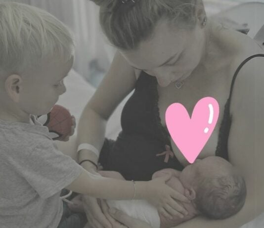 Sarahs Großer hatte Schwierigkeiten mit dem Baby.