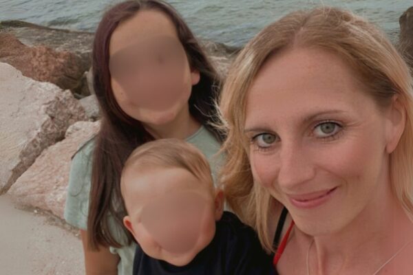 Stephanie und zwei ihrer Kinder.