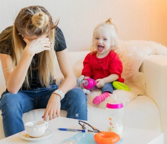 Besonders Mamas sind laut der Studie durch den Stress oft unzufriedener.