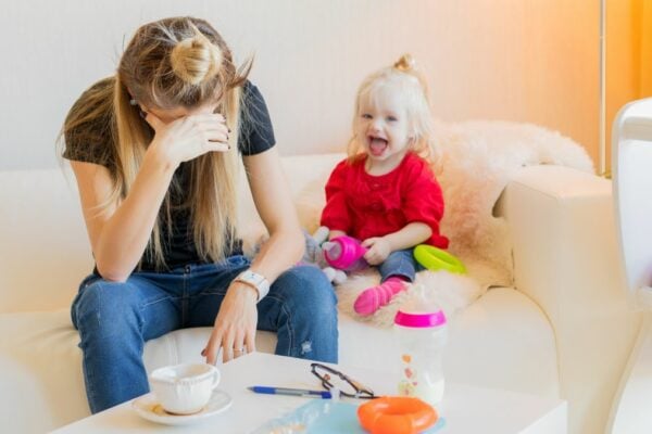 Besonders Mamas sind laut der Studie durch den Stress oft unzufriedener.