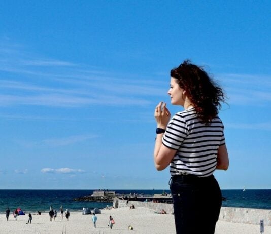 Janina verbringt einen Tag am Meer.