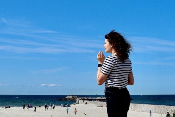 Janina verbringt einen Tag am Meer.