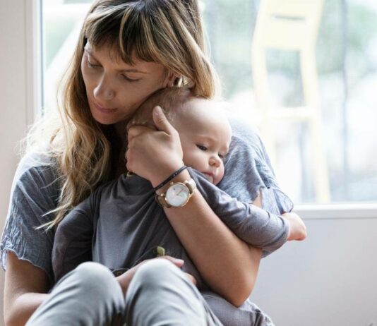 Zum Glück wieder beruhigt – als Mama ist es nur schwer auszuhalten, wenn das Baby unaufhörlich weint und nichts hilft.