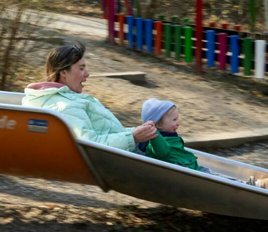 Es tut weh, immer alleine auf dem Spielplatz zu sein.