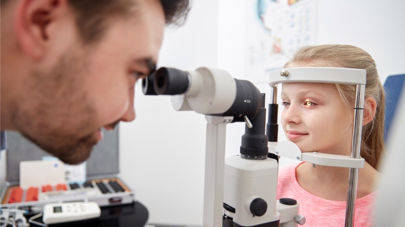 Ein Optiker oder Augenarzt kann ein Kind bei Kurzsichtigkeit gründlich untersuchen.