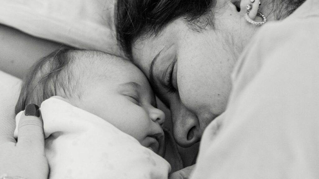„Er hat mir mein Baby aus dem Arm gerissen – und mir die Luft zum Atmen genommen.“