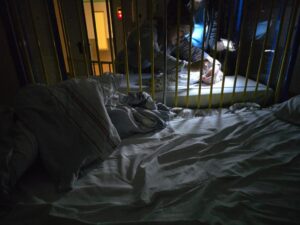 Nadja und ihre kleine Tochter nachts in der Klinik.