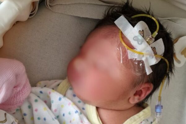 Nadjas kleine Tochter auf der Neonatologie.