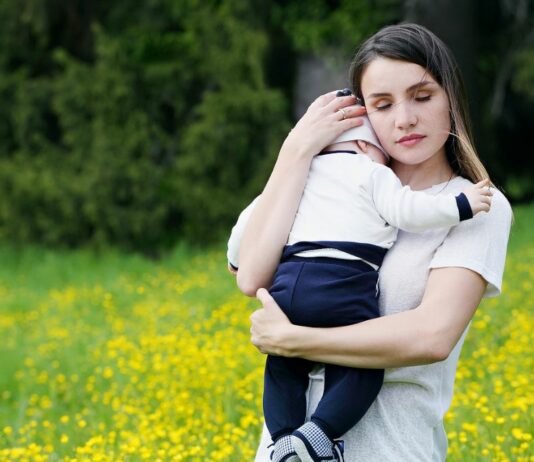 Für ihr Kind ist Carmen dankbar. Foto: Bigstock