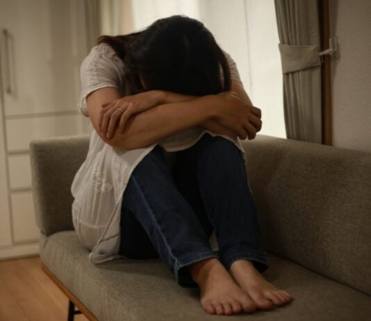 Nach dem Tod ihrer Mutter las Anika ihre Tagebücher - und war komplett schockiert.
