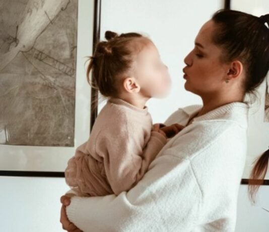 Samantha und ihre kleine Tochter.