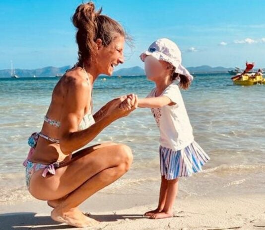 Jana mit ihrer Tochter Lilli am Strand. Foto: Privat