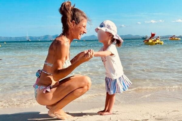 Jana mit ihrer Tochter Lilli am Strand. Foto: Privat