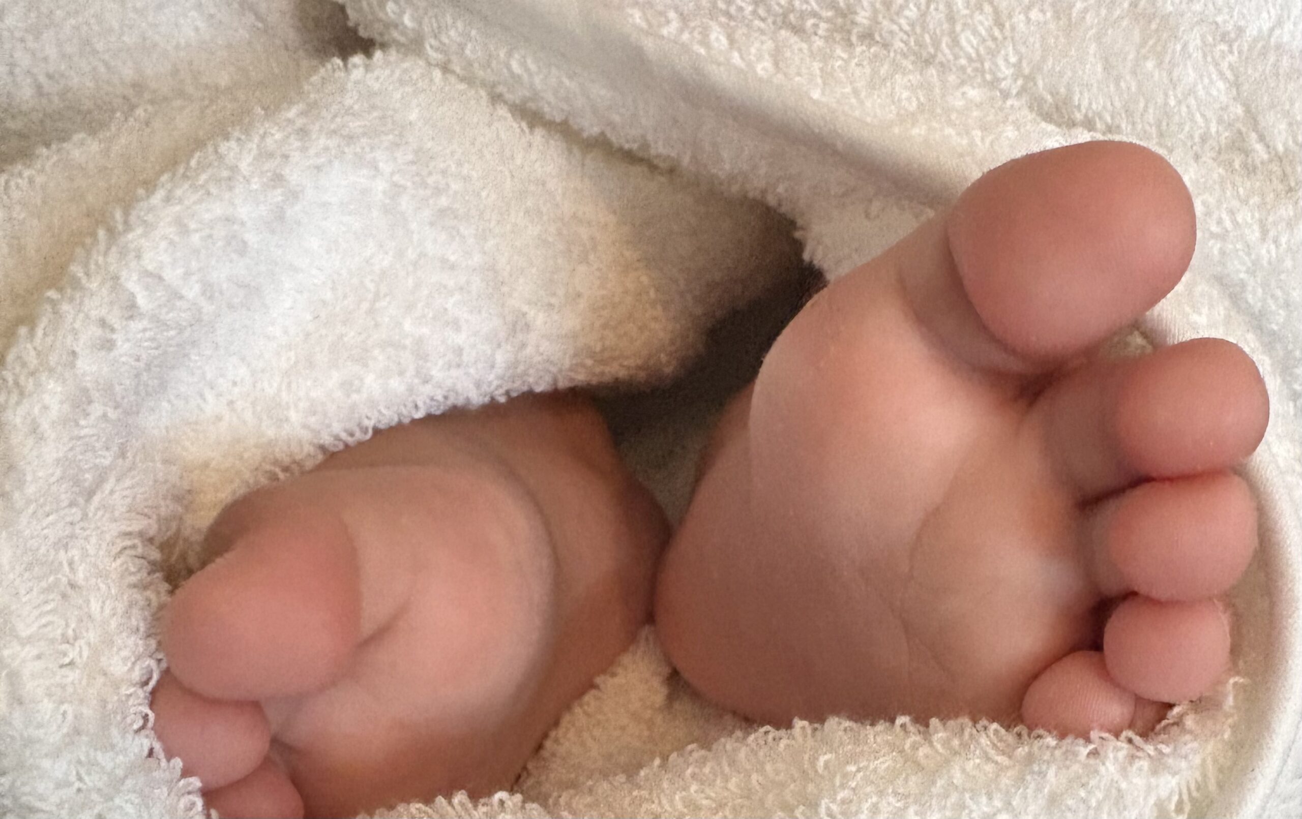 Kleine Basteleien sind eine super Möglichkeit für immer festzuhalten wie unfassbar klein und süß die Füßchen einmal waren. Foto: Privat. 