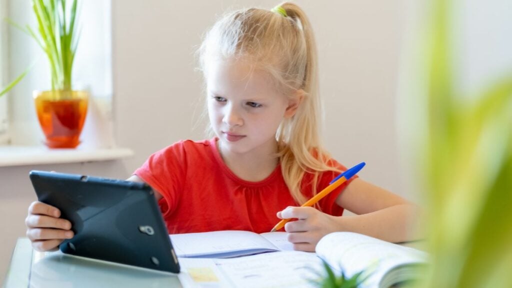 Knapp 21.000 € pro Kind: Was die Schulzeit so teuer macht