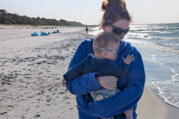 Larissa mit Aaron am Strand.