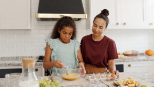Mutter und Tochter kochen gemeinsam in der Küche.