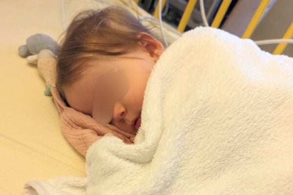 Janas Tochter litt über Wochen an Bauchschmerzen - bis endlich die Diagnose feststand.
