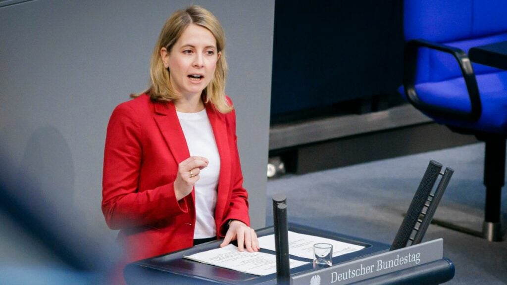 „Mütter an den Herd”: Warum wir eine schwangere Bauministerin dringend brauchen
