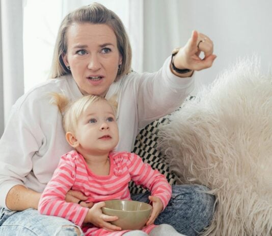 Gemeinsam schauen macht Spaß und verhindert, dass das Gesehene Kinder unbemerkt überfordert.