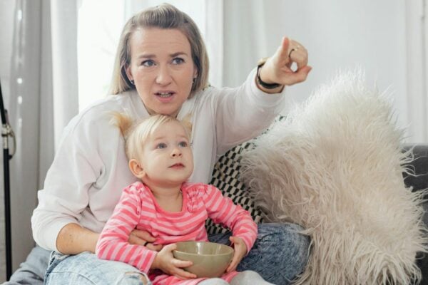 Gemeinsam schauen macht Spaß und verhindert, dass das Gesehene Kinder unbemerkt überfordert.