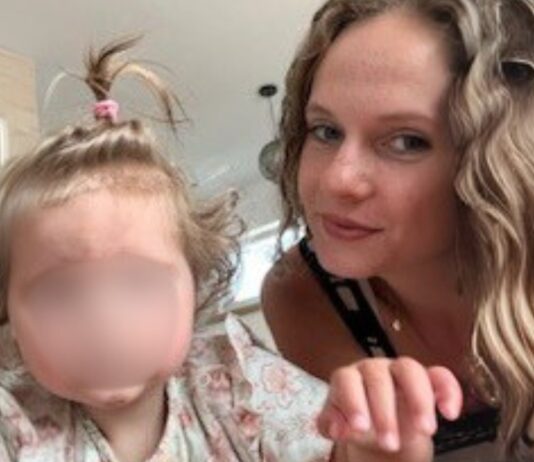 Larissa und ihre kleine Tochter.
