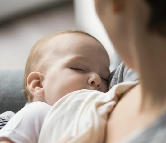 Dank eines Samenspenders halten Ulrike und ihr Mann heute ihr Baby im Arm.
