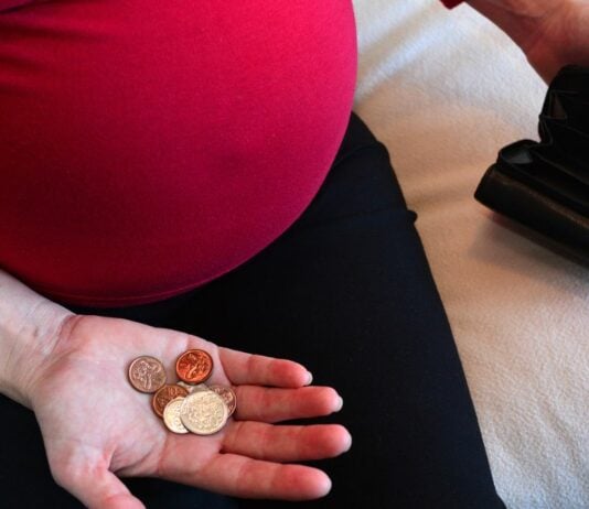 Jede 4. Familie in Deutschland kämpft mit finanziellen Sorgen.